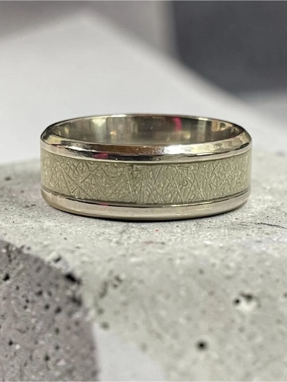 Silver Tone Textured Pearlescent Inlay Band Ring Size 10 Men's Unisex